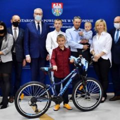 Powiatowa Karta Rodziny nr 11 000 oraz rower od Pana Starosty dla 9-letniego Szymona z Gminy Tłuszcz!!!
