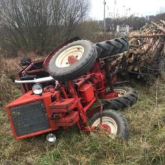 Ciągnikiem z furmanką drzewa i promilami wjechał do rowu