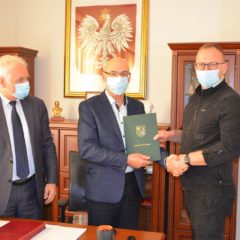 Podpisano umowę na realizację inwestycji pn.: „Rozbudowa drogi powiatowej nr 2639W Fidury – Koziki”