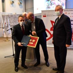 Medal 30-lecia dla burmistrza Jerzego Bauera za współpracę na rzecz Wspólnoty Polskiej i rodaków z polonii