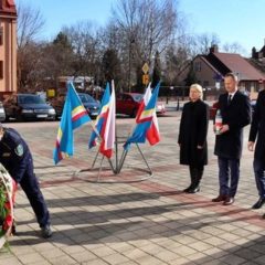 W hołdzie Ofiarom zbrodni w wąwozie oraz Żołnierzom Wyklętym