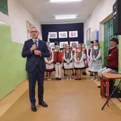 Ciepło i z kurpiowską gościnnością witano posła Marka Zagórskiego w szkole w Warmiaku