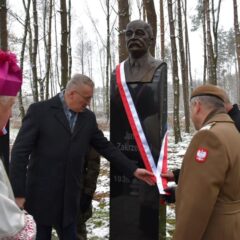 Uroczystość odsłonięcia popiersia Ś.P. Janusza Zakrzeńskiego w Ossowie