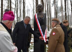 Uroczystość odsłonięcia popiersia Ś.P. Janusza Zakrzeńskiego w Ossowie