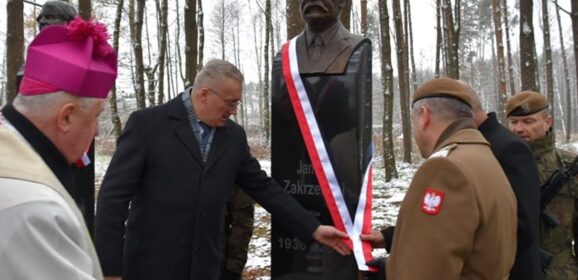 Uroczystość odsłonięcia popiersia Ś.P. Janusza Zakrzeńskiego w Ossowie