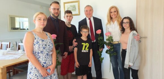 Z okazji  Dnia Dziecka Wicepremier Henryk Kowalczyk przekazał dzieciom życzenia oraz prezenty