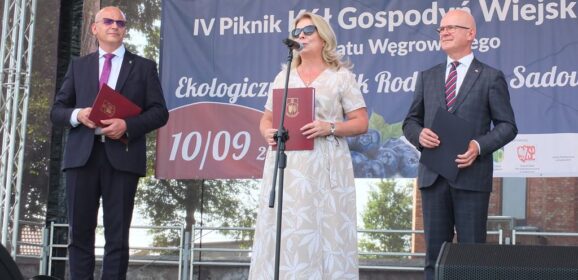 Jagodowe bułeczki, pierogi, pyszne wypieki i smakołyki – znakiem firmowym Pikniku Kół Gospodyń Wiejskich Powiatu Węgrowskiegoa