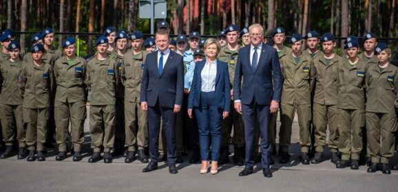 Minister Obrony Narodowej Mariusz Błaszczak na rozpoczęciu roku szkolnego w LO w Urlach