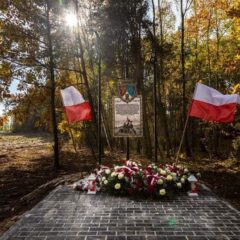 Pomnik upamiętniający powstańców styczniowych walczących pod Świdnem (gm. Wierzbno) w powiecie węgrowskim