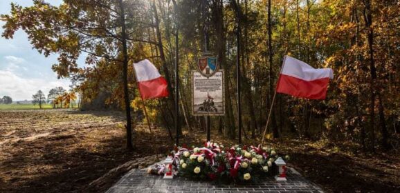 Pomnik upamiętniający powstańców styczniowych walczących pod Świdnem (gm. Wierzbno) w powiecie węgrowskim