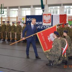 Uroczystość ślubowania klas mundurowych w Zespole Szkół Nr 1 w Ostrowi Mazowieckiej