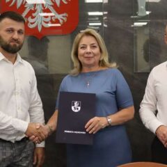 Podpisanie umowy na zagospodarowanie terenu przy budynku użyteczności publicznej Powiatu Węgrowskiego