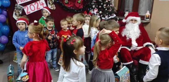 „A Mikołaj pędzi, a Mikołaj gna! Od domu do domu, ciężką pracę ma…”