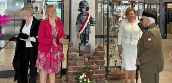 Uroczyste obchody 15-lecia Szkoły Podstawowej nr 3 im. Małego Powstańca w Ząbkach