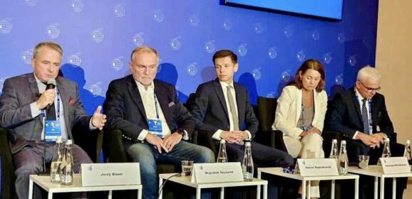 STAROSTA OSTROWSKI JERZY BAUER UCZESTNICZY W XXXIV FORUM EKONOMICZNYM W KARPACZU.