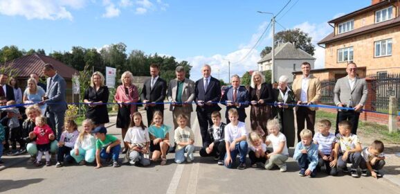 Uroczyste otwarcie I etapu drogi powiatowej na terenie gminy Boguty-Pianki. Całość inwestycji drogowej w powiecie ostrowskim, to blisko 20 milionów złotych.