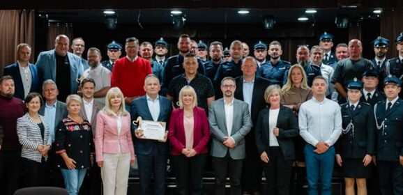 Uroczysta Sesja Rady Miasta Ząbki okazją do podziękowania za pomoc okazaną pogorzelcom
