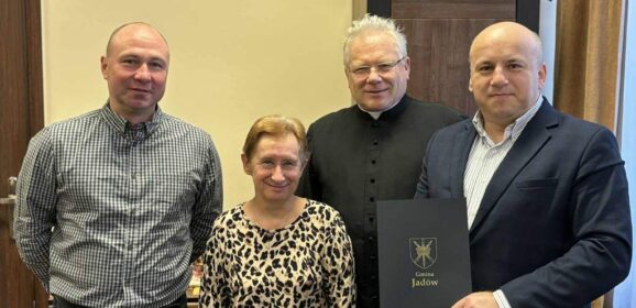 Przekazanie środków finansowych na remont zabytkowej kaplicy na cmentarzu parafialnym w Jadowie