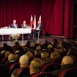 Posłowie Przemysław Czarnek i Henryk Kowalczyk rozmawiali z mieszkańcami Pułtuska o aktualnej sytuacji Polski i Polaków