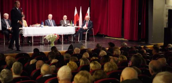 Posłowie Przemysław Czarnek i Henryk Kowalczyk rozmawiali z mieszkańcami Pułtuska o aktualnej sytuacji Polski i Polaków