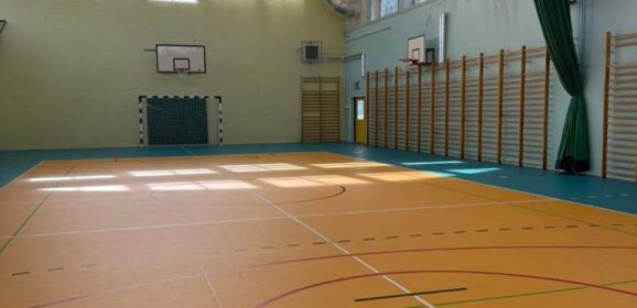 Uczniowie SP 4 mogą cieszyć się piękną, zmodernizowaną halą sportową
