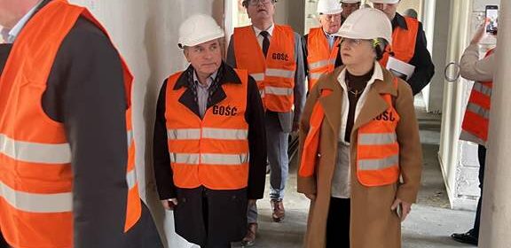 Wizyta samorządowców Powiatu Ostrowskiego na placu budowy nowych obiektów leczniczych w Małkini Górnej