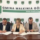 Budynek po byłej szkole podstawowej w Kańkowie już wkrótce zyska nowe życie. Burmistrz Gminy Małkinia Górna podpisał umowę z wykonawcą na budowę żłobka publicznego