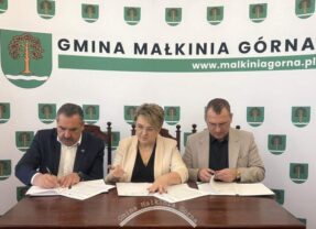 Budynek po byłej szkole podstawowej w Kańkowie już wkrótce zyska nowe życie. Burmistrz Gminy Małkinia Górna podpisał umowę z wykonawcą na budowę żłobka publicznego