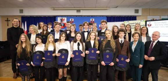 Starosta Węgrowski Ewa Besztak wręczyła stypendia za wysokie wyniki w nauce wybijającym się uczniom szkół powiatowych