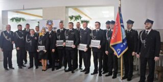 Pokoleniowa zmiana warty w OSP Ruda. Podziękowania za ponad dwie dekady służby dla Druha Prezesa Włodzimierza Dąbrowskiego