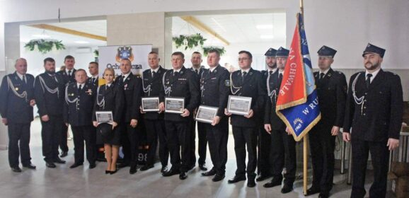 Pokoleniowa zmiana warty w OSP Ruda. Podziękowania za ponad dwie dekady służby dla Druha Prezesa Włodzimierza Dąbrowskiego