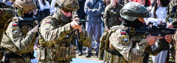 Spektakularne pokazy i nowe perspektywy! – Podsumowanie Dnia Otwartego w I LO PUL im. 111 Eskadry Myśliwskiej w Wołominie