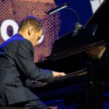 Niezwykły koncert fortepianowy Grzegorza Płonki, niezwykłe życie Grzegorza Płonki i niezwykły film o artyście i człowieku…