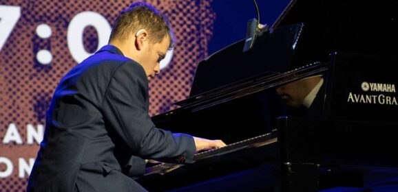 Niezwykły koncert fortepianowy Grzegorza Płonki, niezwykłe życie Grzegorza Płonki i niezwykły film o artyście i człowieku…
