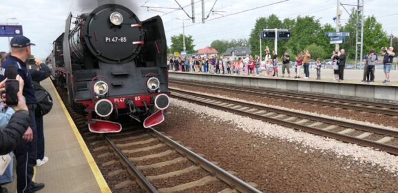 Tłumy na stacji w Łochowie! Zabytkowy pociąg z parowozem przyciągnął mieszkańców i miłośników kolei