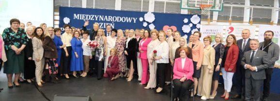 Powiatowe Obchody Międzynarodowego Dnia Pielęgniarki i Położnej okazją do podziękowań pracownikom ostrowskiej służby zdrowia