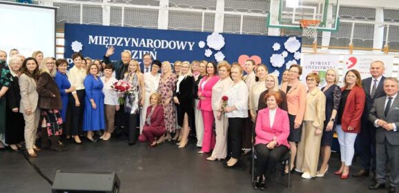 Powiatowe Obchody Międzynarodowego Dnia Pielęgniarki i Położnej okazją do podziękowań pracownikom ostrowskiej służby zdrowia