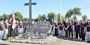 Sztafeta Pokoleń na straży pamięci… – Z wakacyjnej działalności Międzyszkolnego Klubu Historycznego im. AK Ziemi Radzymińskiej