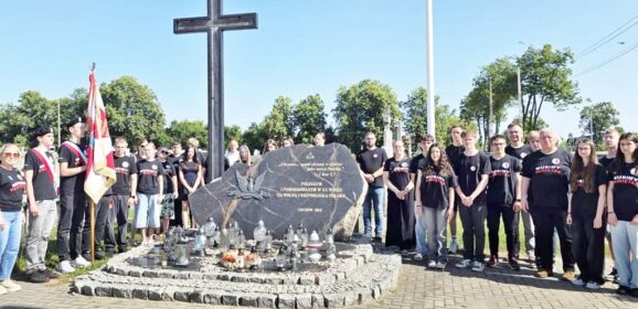 Sztafeta Pokoleń na straży pamięci… – Z wakacyjnej działalności Międzyszkolnego Klubu Historycznego im. AK Ziemi Radzymińskiej