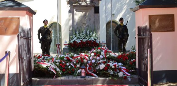 W duchu samorządowej jedności i ponadpokoleniowej pamięci – Wspólnotowy wymiar uroczystych obchodów 106. rocznicy Bitwy Warszawskiej 1920 r. w Ossowie