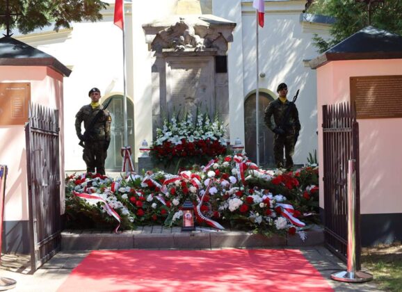 W duchu samorządowej jedności i ponadpokoleniowej pamięci – Wspólnotowy wymiar uroczystych obchodów 106. rocznicy Bitwy Warszawskiej 1920 r. w Ossowie