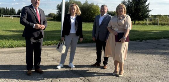 Nowy rok, nowe wyzwania. Inauguracja roku szkolnego 2026/2027 w Szkole Podstawowej im. Jana Pawła II w Prostyni z udziałem Wiceminister, Sekretarz Stanu w Ministerstwie Sportu i Turystyki