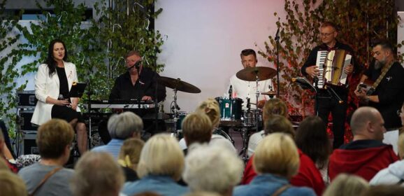 Stara Elektrownia wypełniła się biało-czerwonymi barwami, muzyką i wspólnym śpiewem…