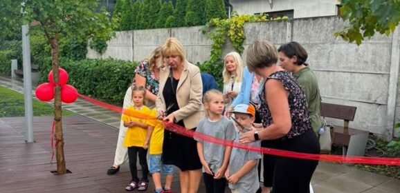 Radość i zabawa przy „Zielonym Dinku” – Nowy plac zabaw w Ząbkach już otwarty!